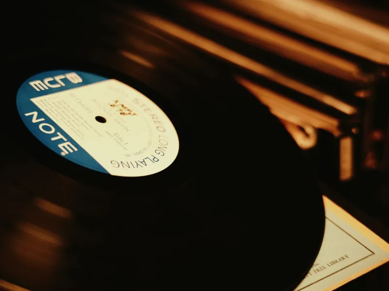Aquellas canciones que nunca envejecen: cómo la música de los 70 y 80 sigue latiendo en nuestra vida